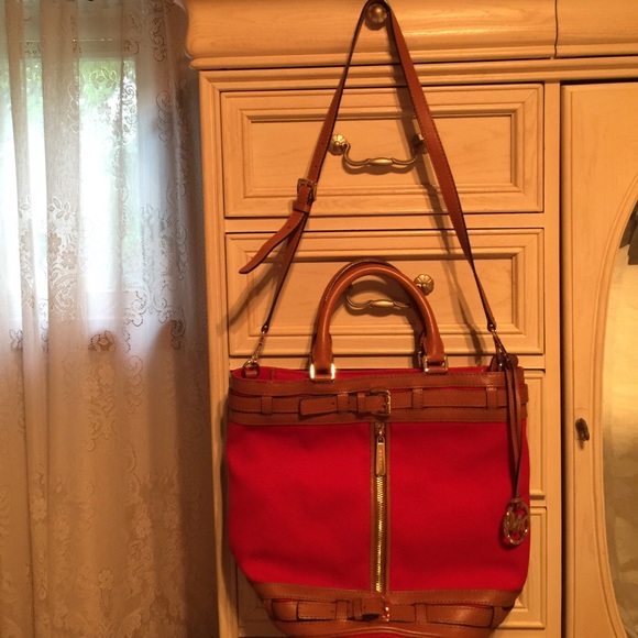 Authentic Michael Kors bucket bag - Picture 1 of 4