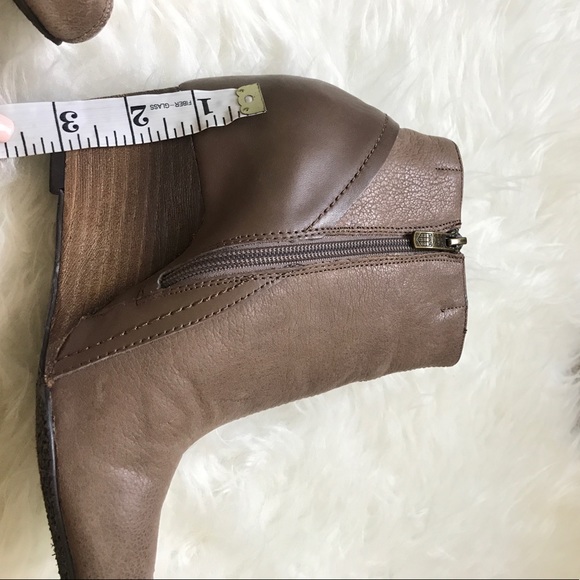 Vince Camuto Booties Size 7 - Picture 5 of 7