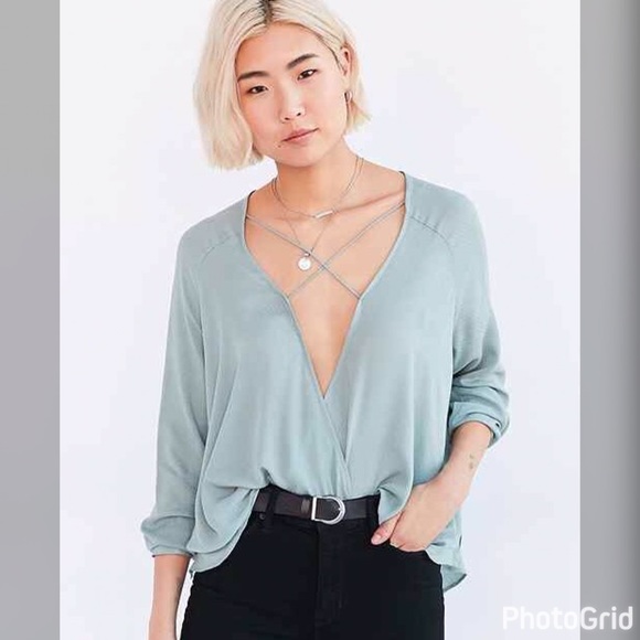 Urban Outfitters Tops - 🌴M UO Silence + Noise Mayfair Plunge Surplice Top