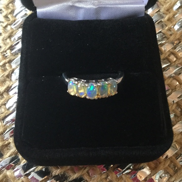 Estate Jewelry - Genuine Welo Opal Ring !