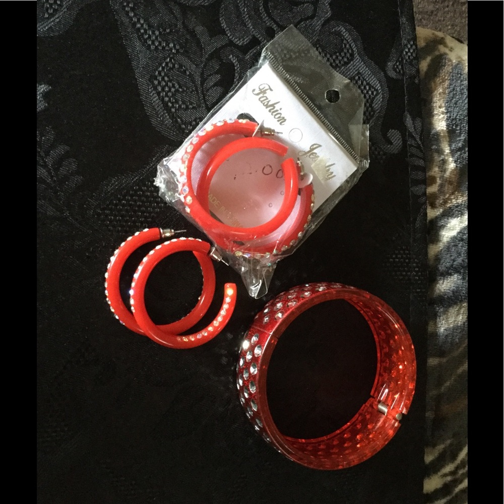 Bracelet & 2 pairs of post earrings