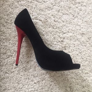 Black Aldo Shoe with red heel