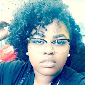 Meet your Posher, Alexis