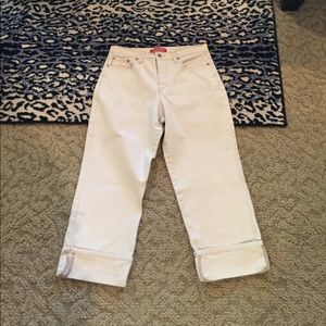 GLORIA VANDERBILT CAPRIS W/CUFFS Sand color SZ 10