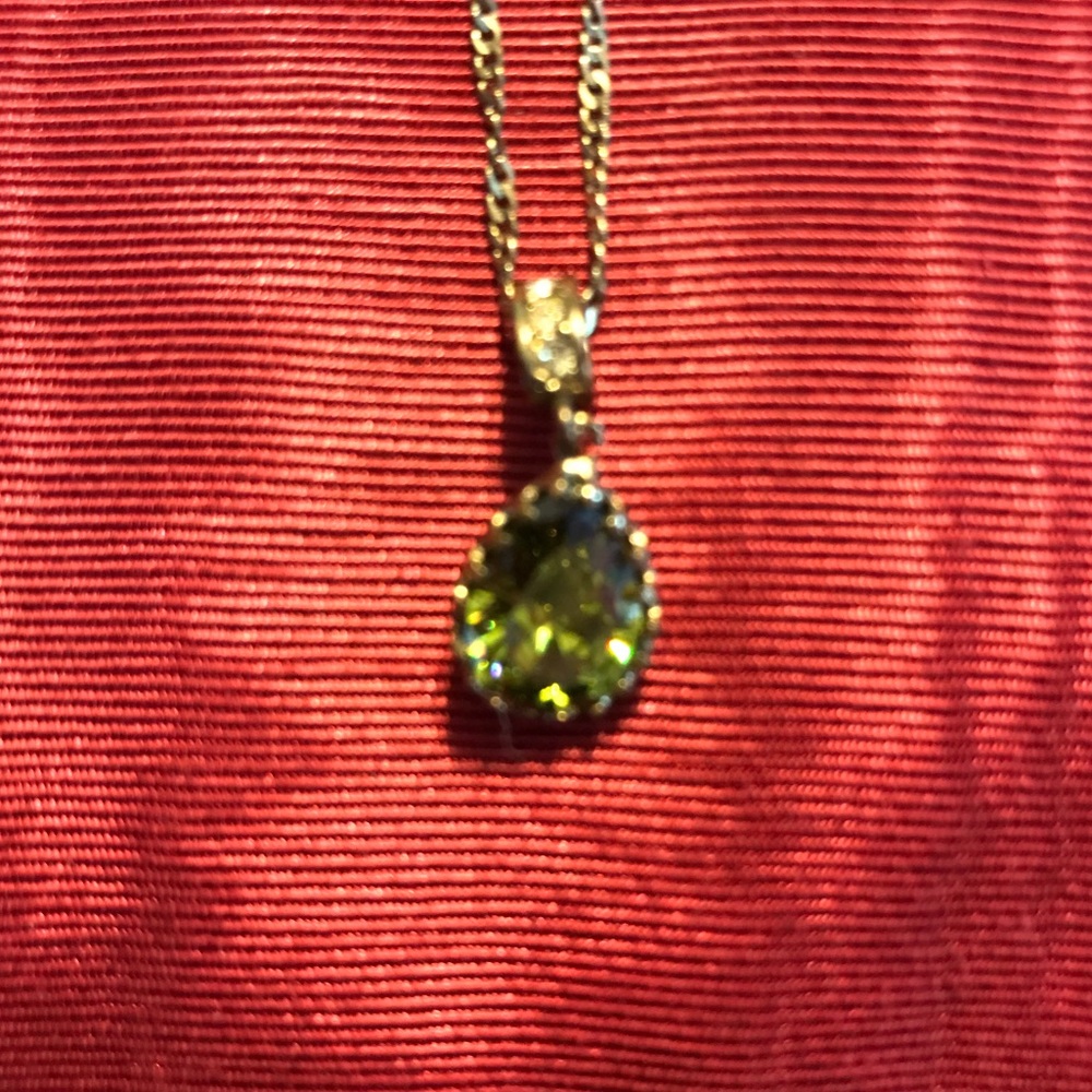 NWT peridot colored necklace