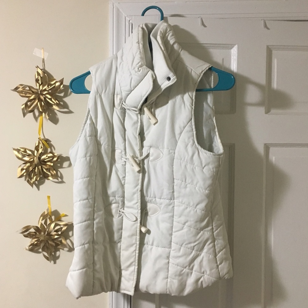 White Puffer Vest - Picture 4 of 7