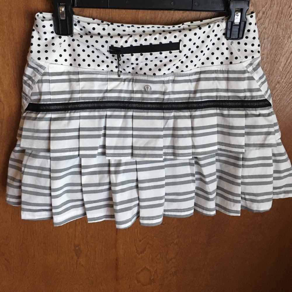 Lululemon size 4 adorable skirt white shorts small