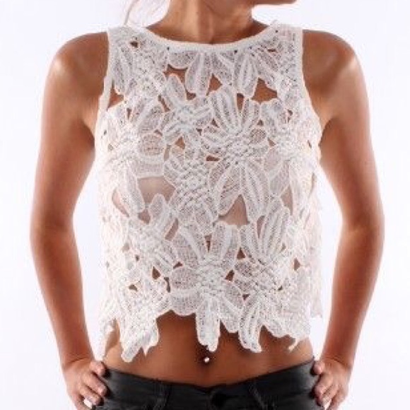 Acemi Tops - White floral pattern lace tank top.
