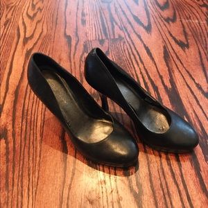 BCBG BLACK PUMPS