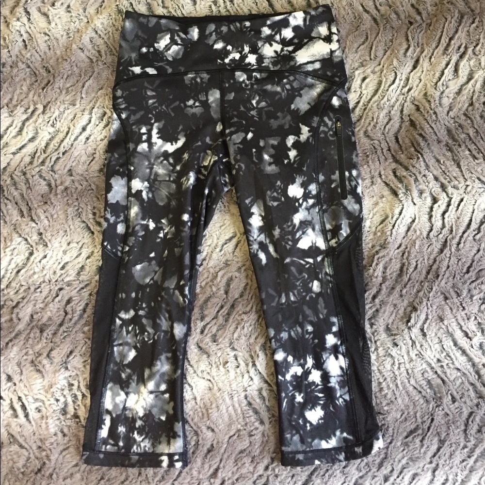 LULULEMON  B&W Tie Dye Cropped Leggings.