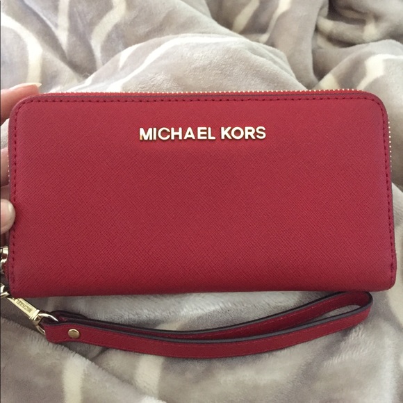 Michael Kors Handbags - Luxe Michael Kors Jet Set Zip Wallet