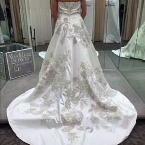 Beautiful wedding dress! Only worn ONCE!!