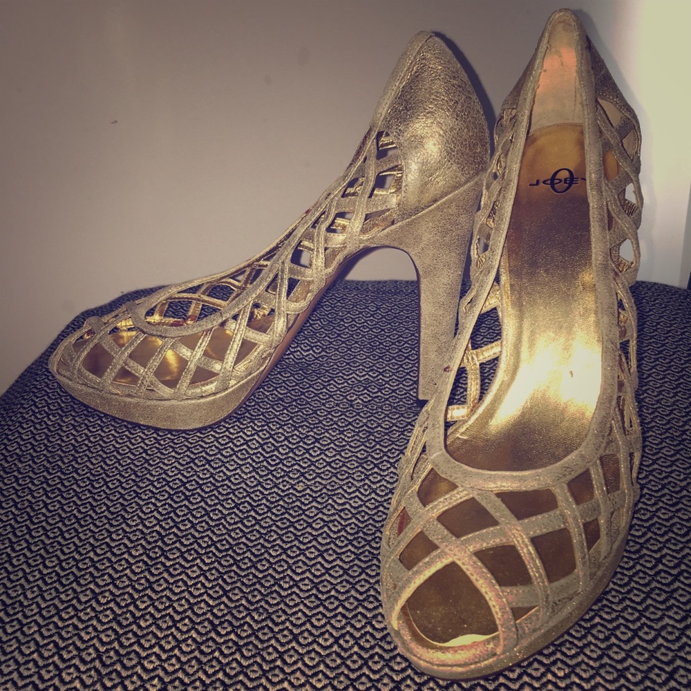 Beautiful Gold Heels! Practically brand new!