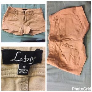 Kaki booty popping shorts