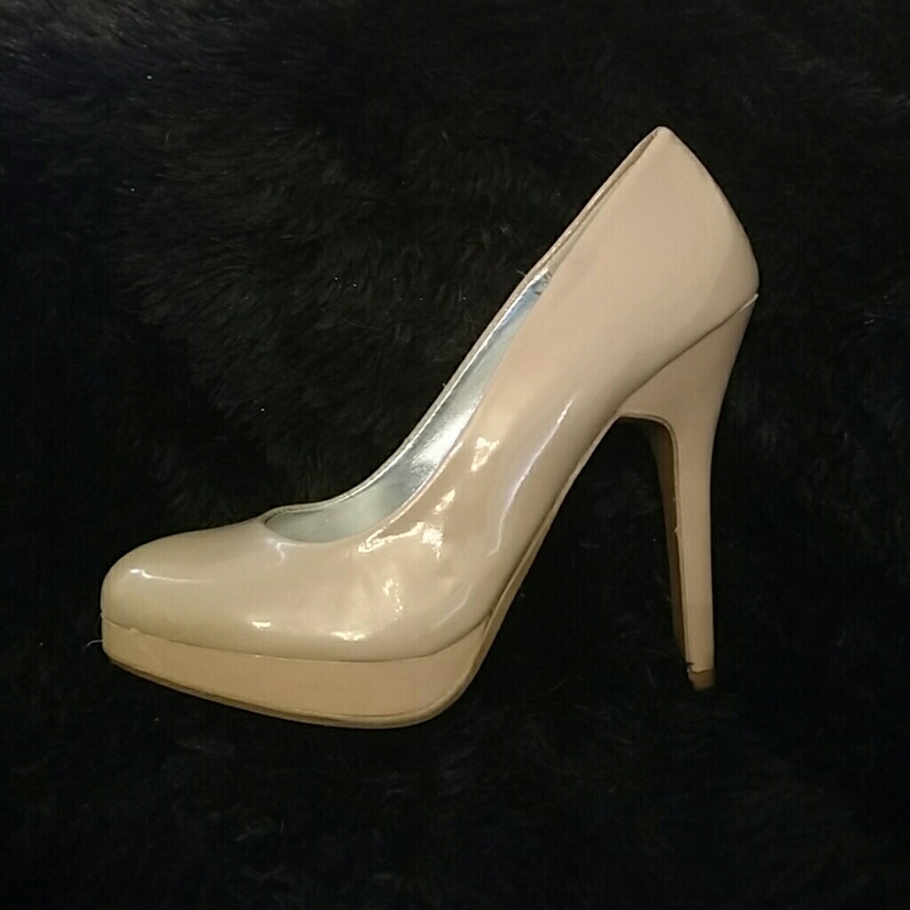 Nude pumps!!
