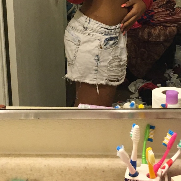 Distressed shorts - Picture 2 of 3