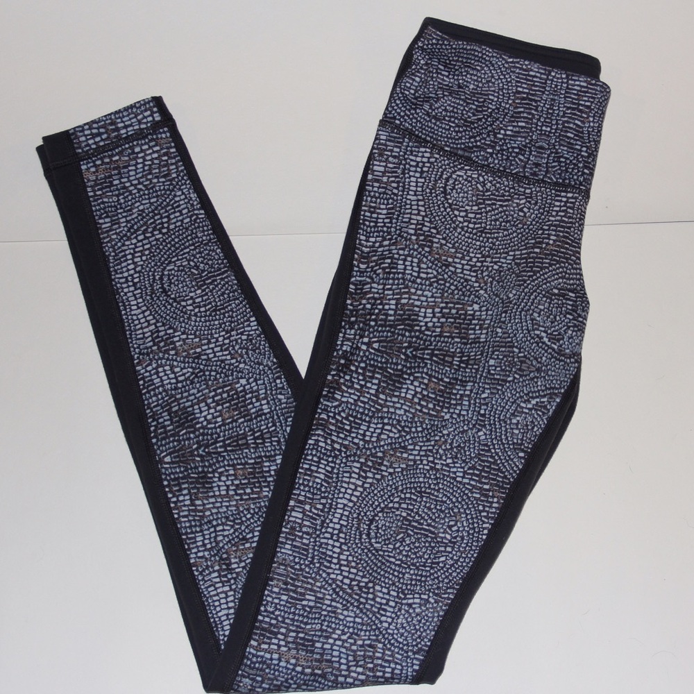 Lululemon Wunder Under two sided Leggings
