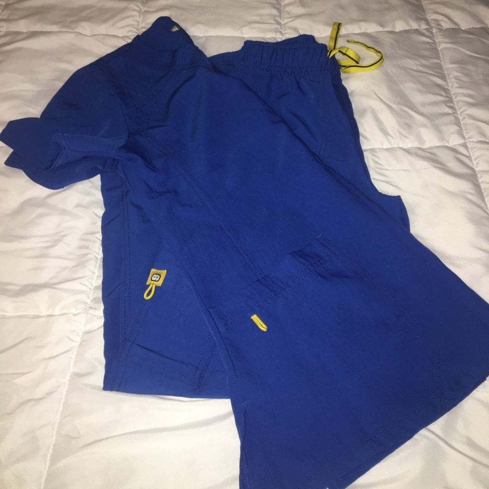 Royal blue scrubs 👩🏼‍⚕️