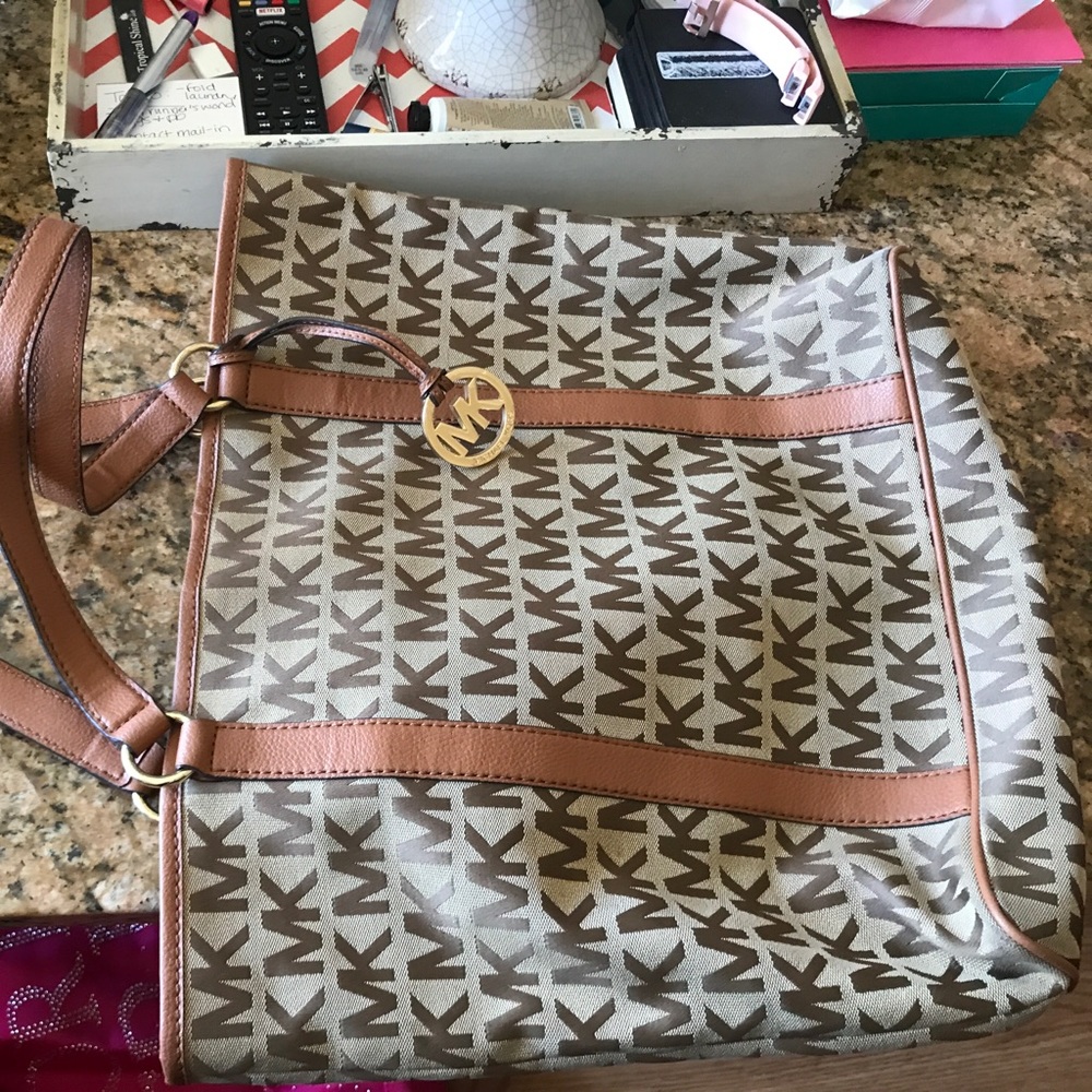 Michael Kors tote - Picture 1 of 4