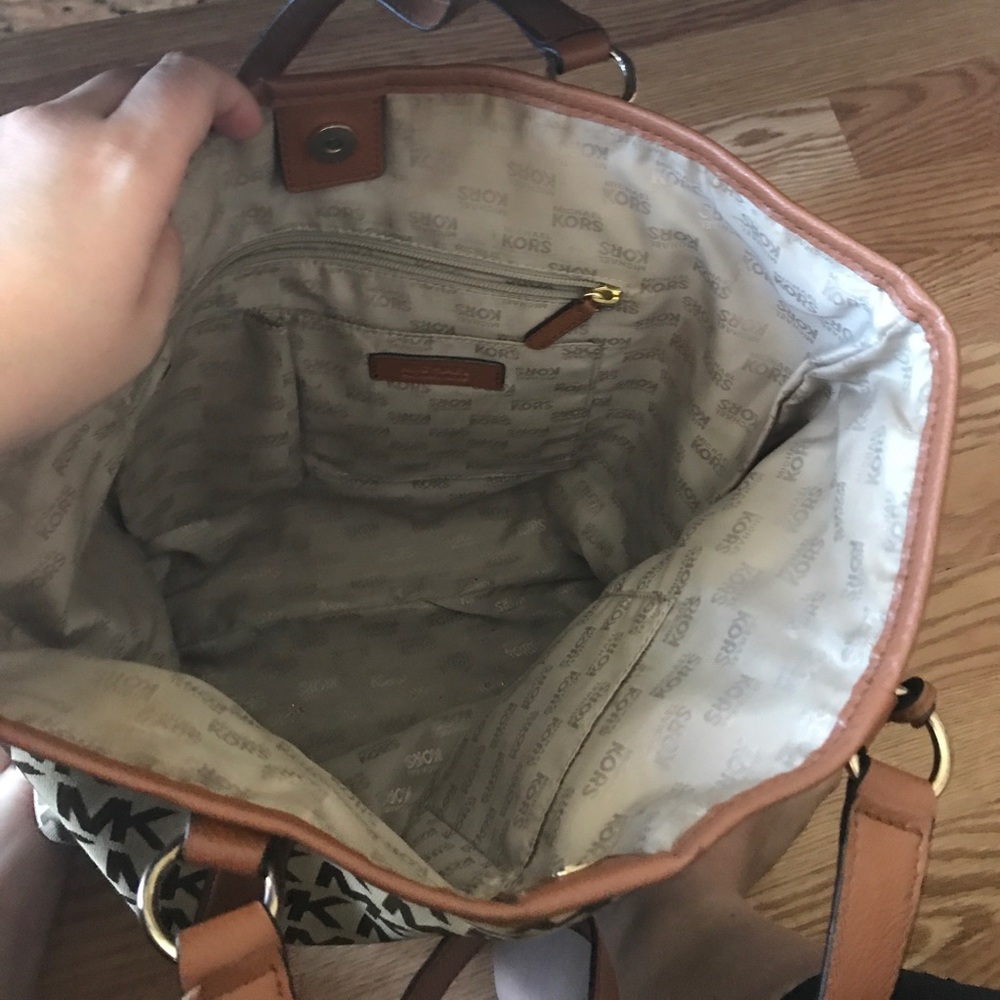 Michael Kors tote - Picture 2 of 4