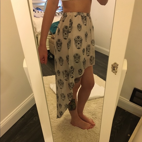 Sheer high-low skull skirt 🖤💀 - Picture 2 of 4