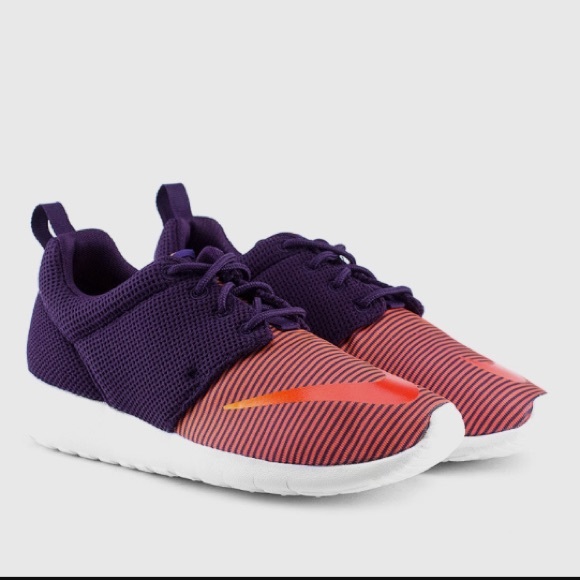 Nike Women's Roshe purple sneakers - Picture 4 of 4
