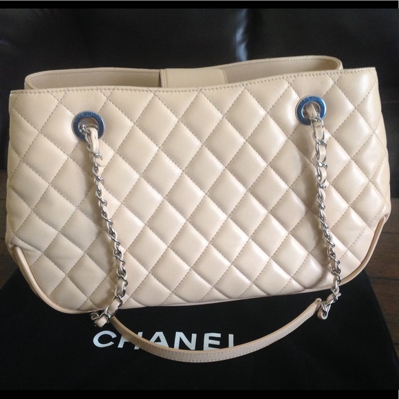 New CHANEL TOTE SHOULDER BAG - Picture 3 of 8