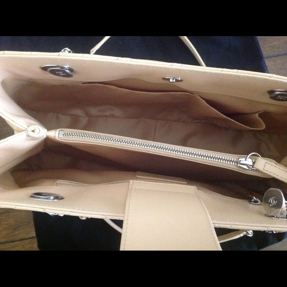 New CHANEL TOTE SHOULDER BAG - Picture 5 of 8