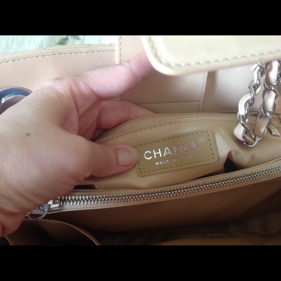 New CHANEL TOTE SHOULDER BAG - Picture 7 of 8