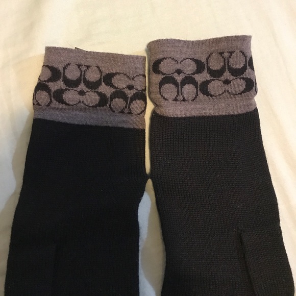 Vintage Authentic COACH MINI SIGNATURE GLOVE