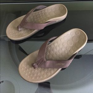 Vionic unisex-women's size 8 men's size 7