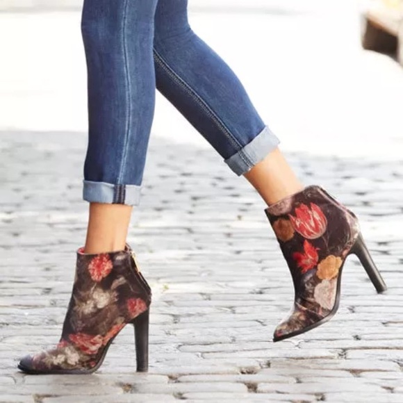 Joie Shoes - 6 Joie blayze Floral Velvet bootie