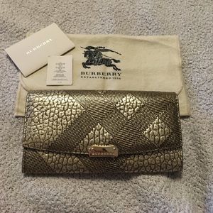NWT Burberry Porter gold check embossed wallet