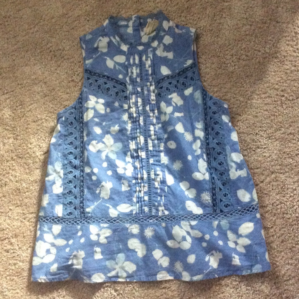 Sleeveless blouse with fabulous details and print