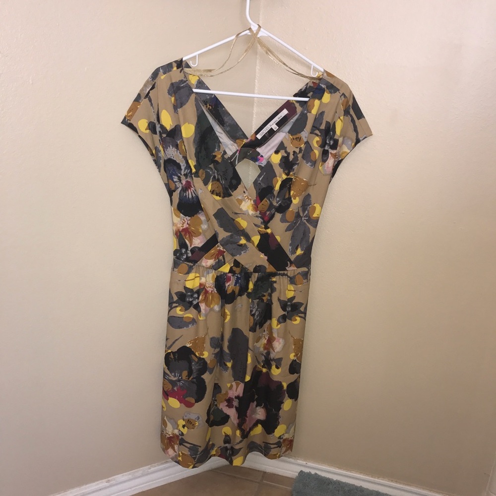 Flowery dress w/keyhole back