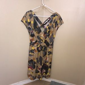 Flowery dress w/keyhole back