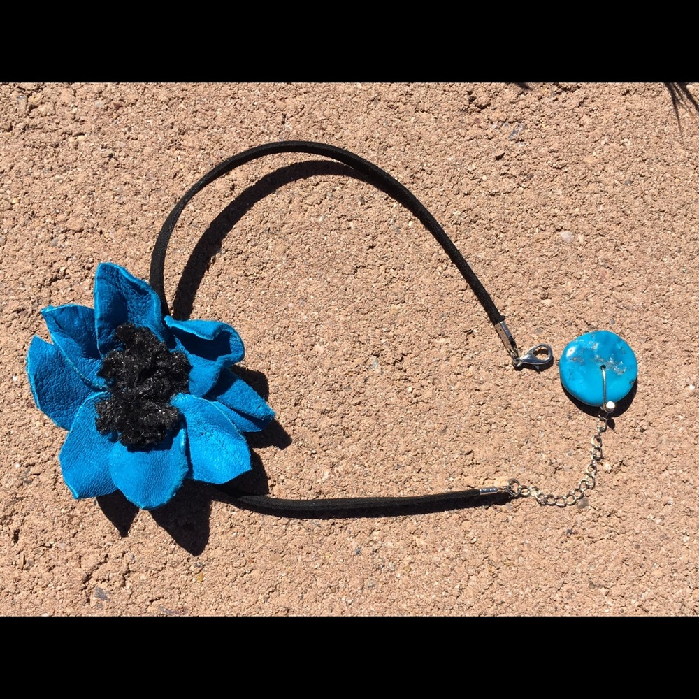STUNNING deep blue leather flower choker necklace!