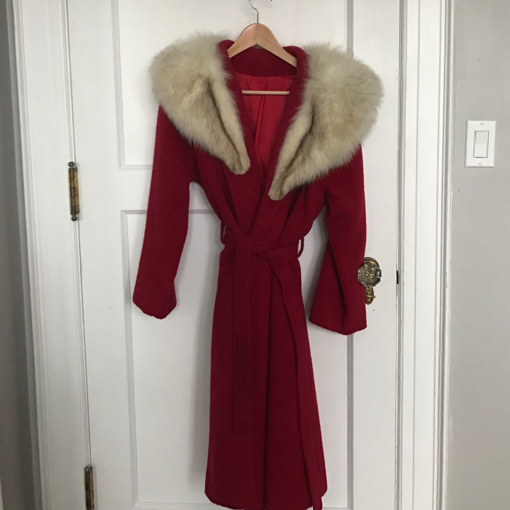 Stunning vintage coat with real Fox for a collar