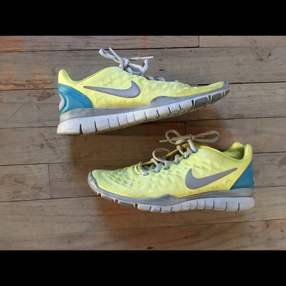 nike womens yellow running shoes
