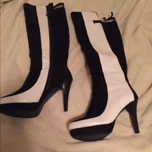 Size 8.5 kneee high boots, never worn!