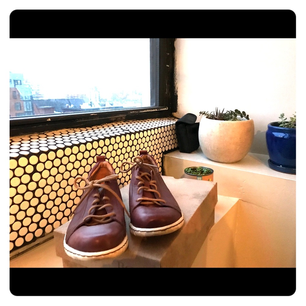 Born leather very comfy cute sneakers