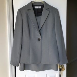 Beautiful New Tahari suit black &white