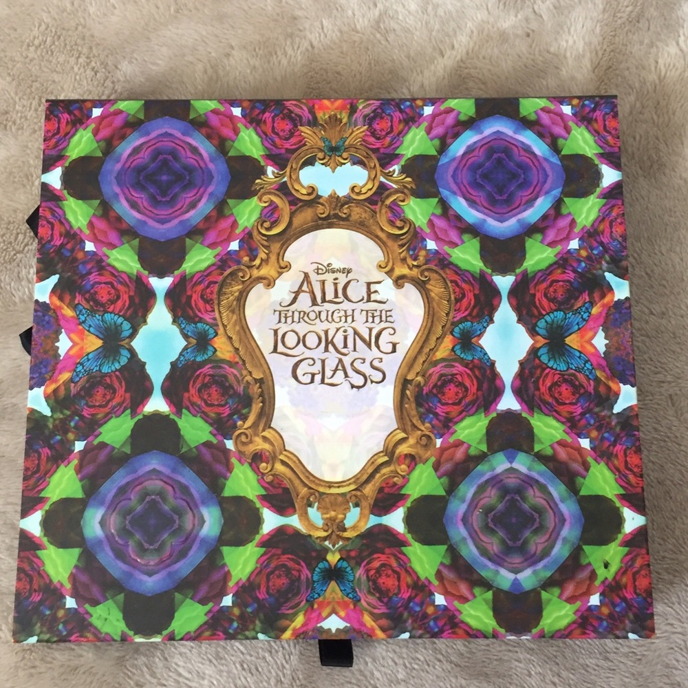 Urban Decay Alice in Wonderland eyeshadow palette