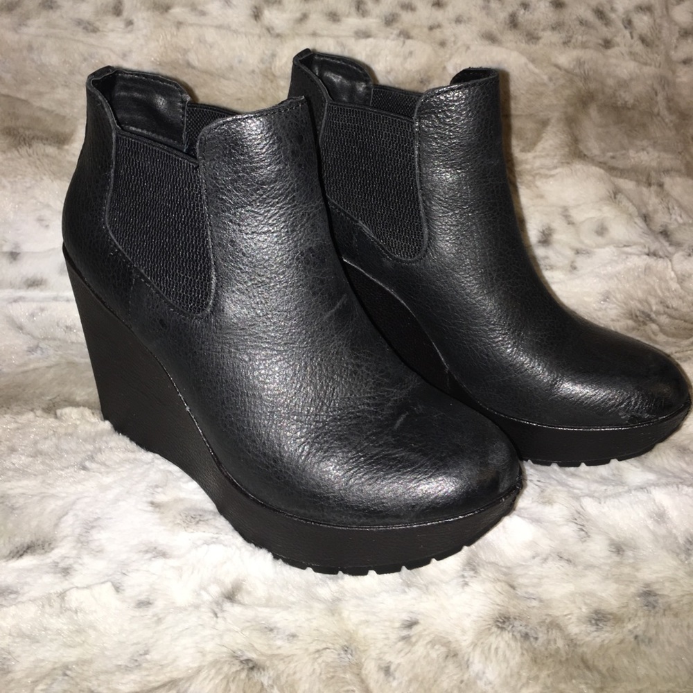 Korks Kork Ease bootie wedges!!