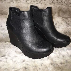 Korks Kork Ease bootie wedges!!