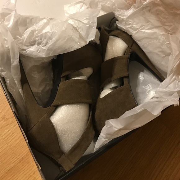 JustFab Astra Taupe Heels - Picture 5 of 8