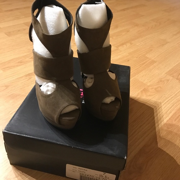 JustFab Astra Taupe Heels - Picture 6 of 8