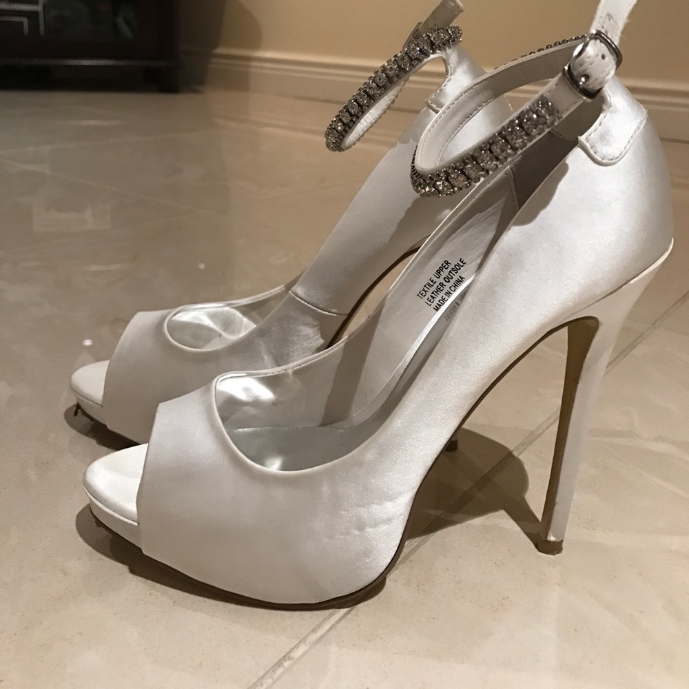 WHITE HEEL