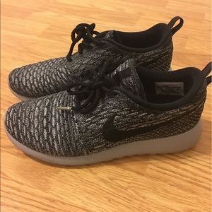 Nike women roshe one flyknit 704927-007