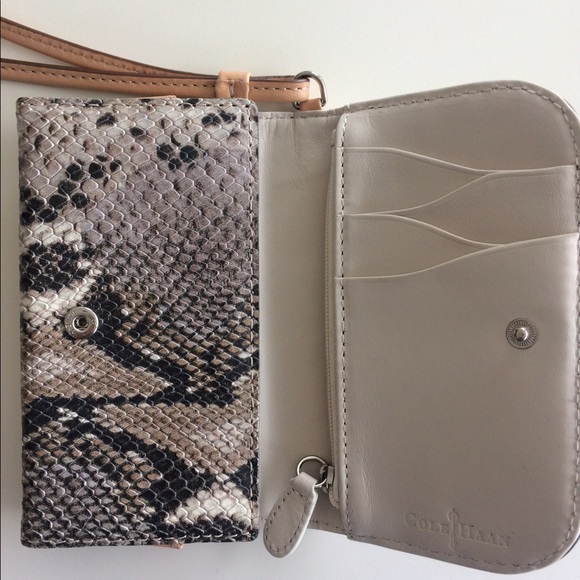 Cole Haan Handbags - 💥HP💥Cole Haan phone wristlet